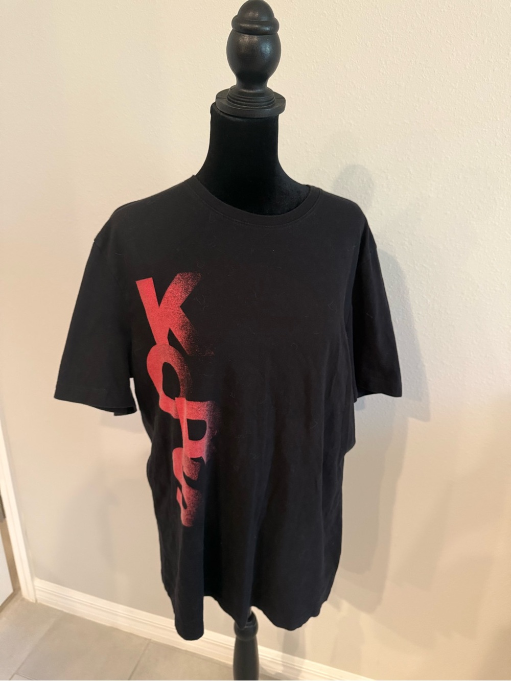 Michael Kors Men's Graphic Tee with Vertical Red Accent